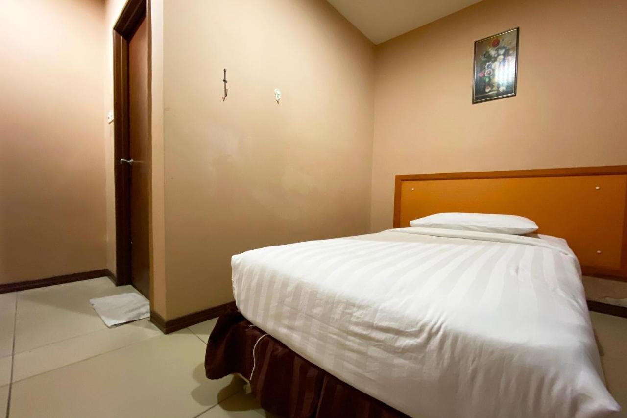 Oyo 90108 Hotel Kaya Kota Kinabalu Esterno foto